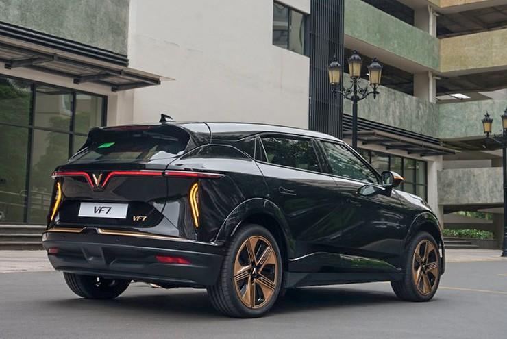 anh-thuc-te-mau-xe-VinFast-VF-7-Hoa-Long-doc-Ban-7--6--1716534028-780-width740height495 (1)