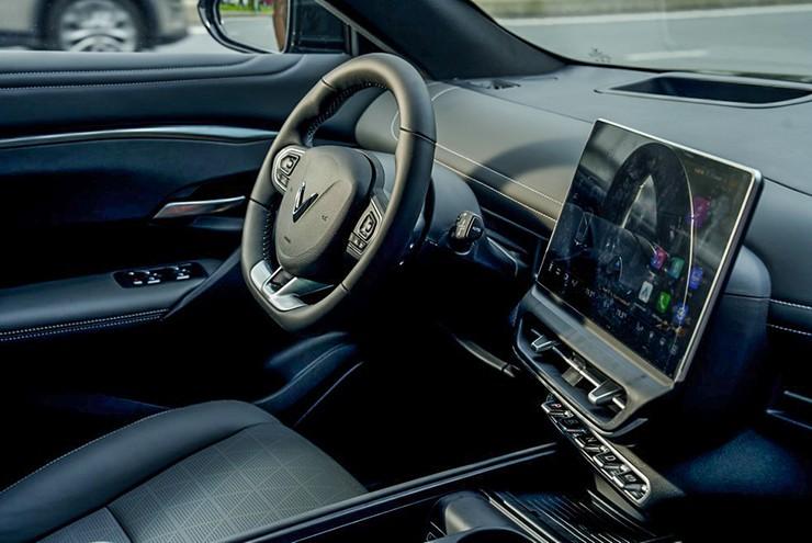 anh-thuc-te-mau-xe-VinFast-VF-7-Hoa-Long-doc-Ban-7--3--1716534028-563-width740height495