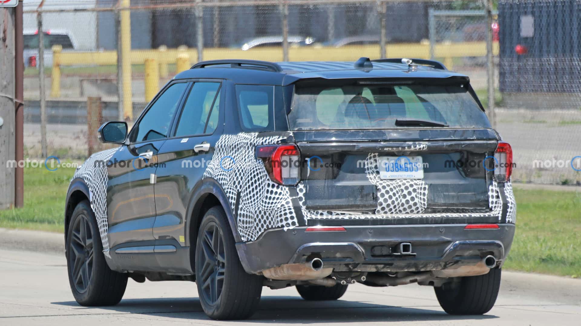 2024-ford-explorer-rear-view-spy-photo (1)