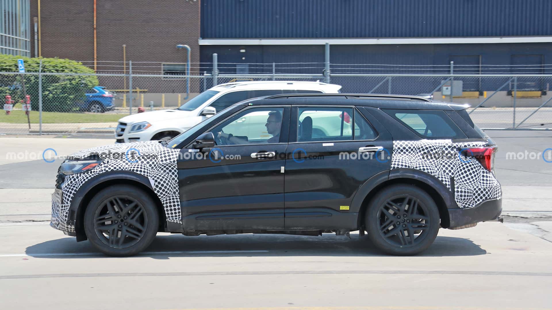 2024-ford-explorer-side-view-spy-photo (1)