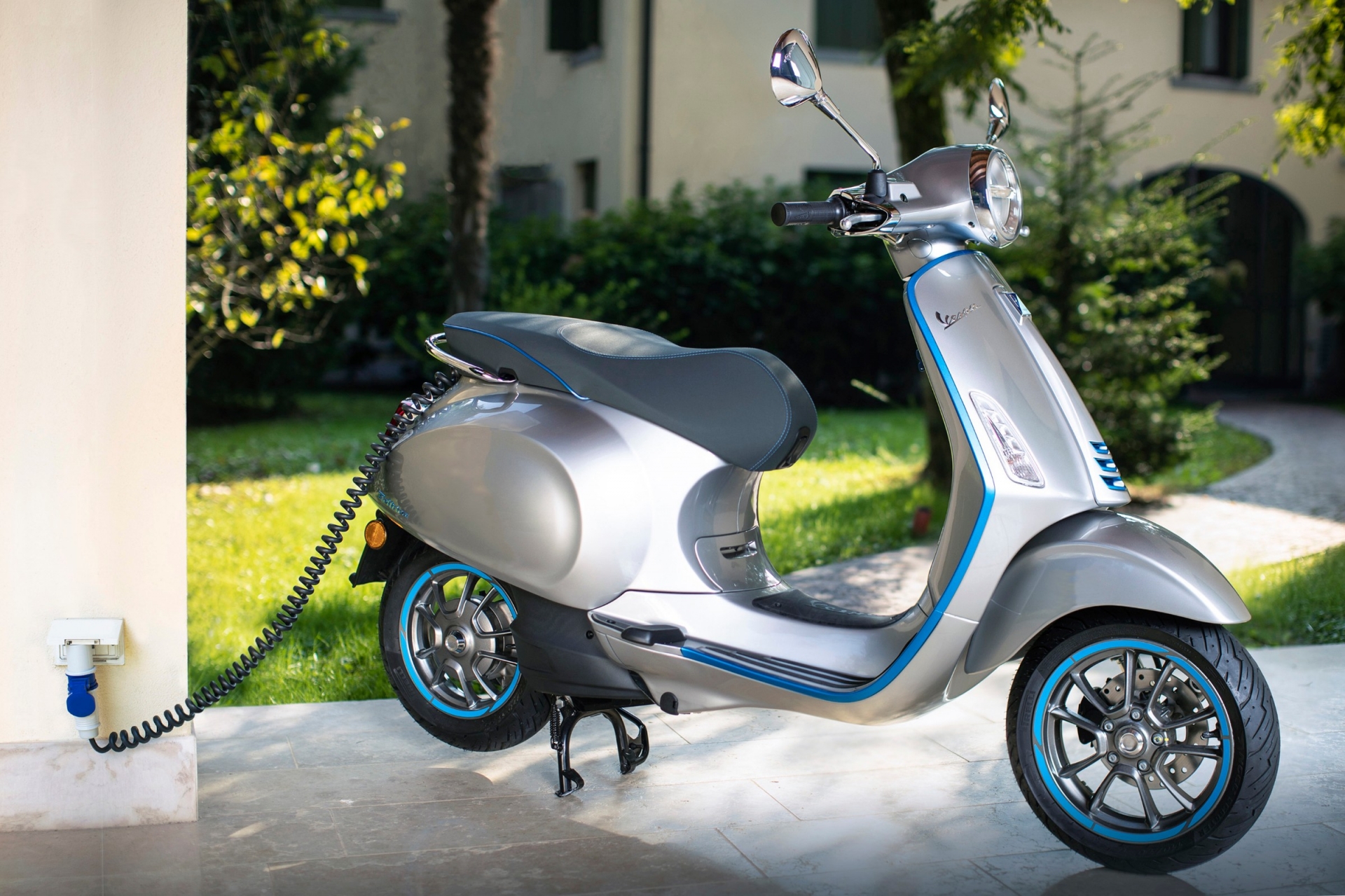 Vespa_Elettrica_charging