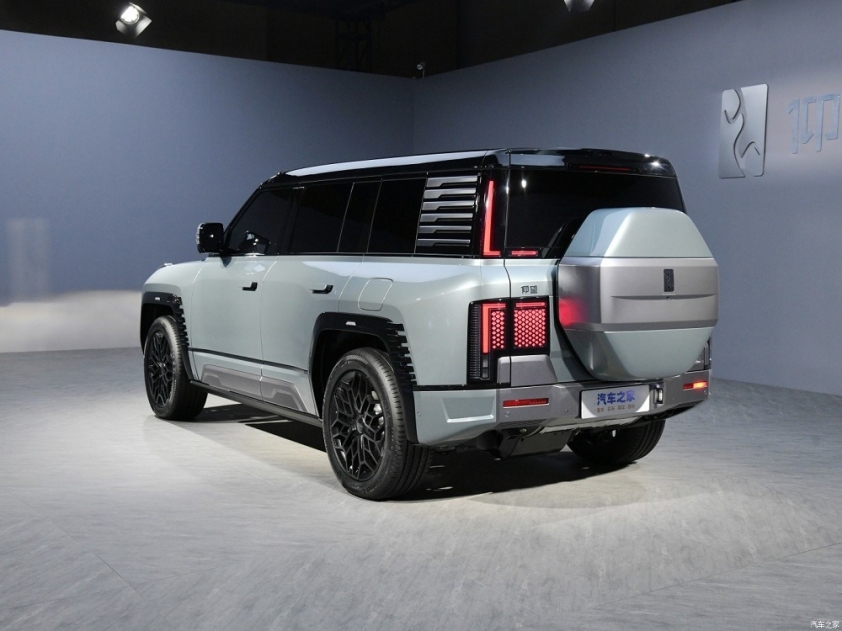 hang-xe-sap-vao-viet-nam-ra-mat-suv-dien-moi-manh-hon-1000-ma-luc-co-the-bo-ngang-nhu-cua-330220