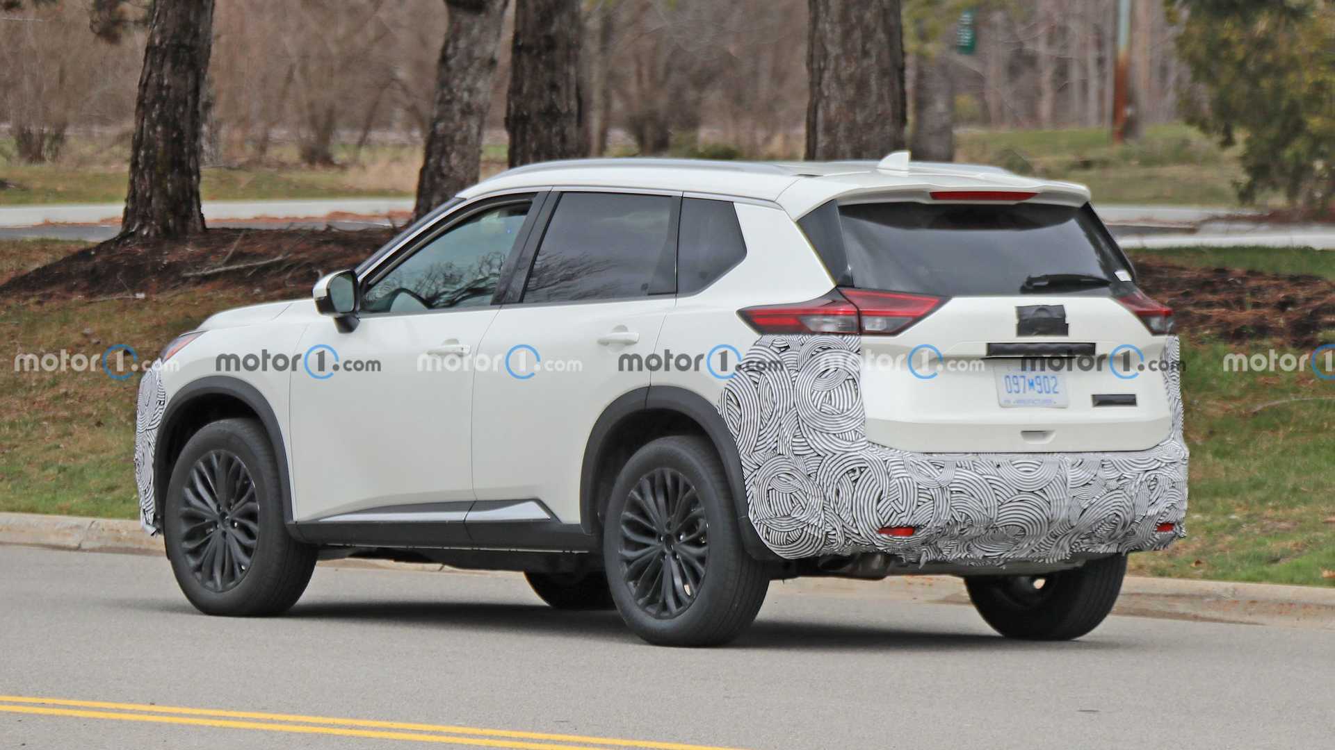 2024-nissan-rogue-rear-view-spy-photo