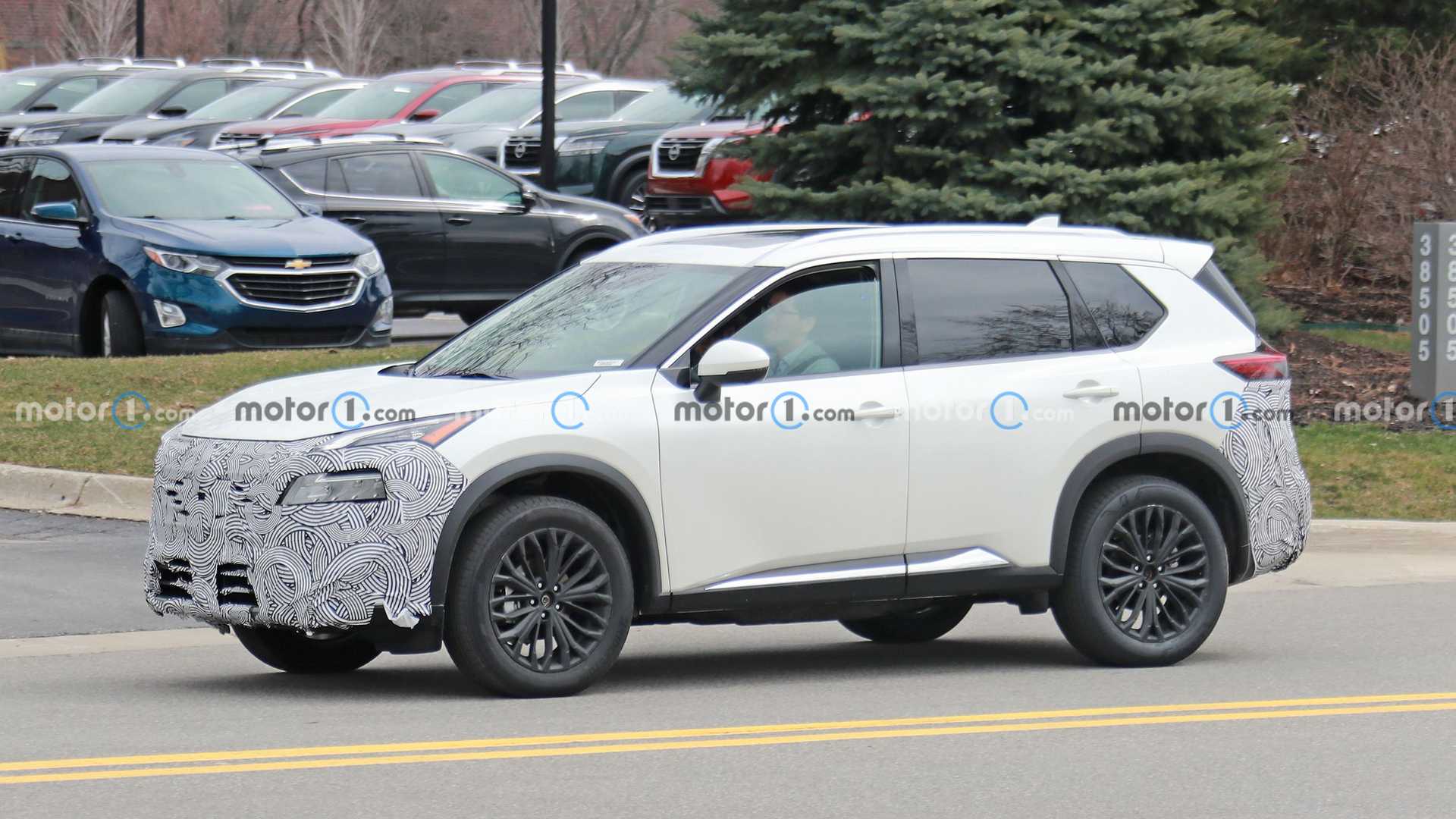 2024-nissan-rogue-side-view-spy-photo (1)