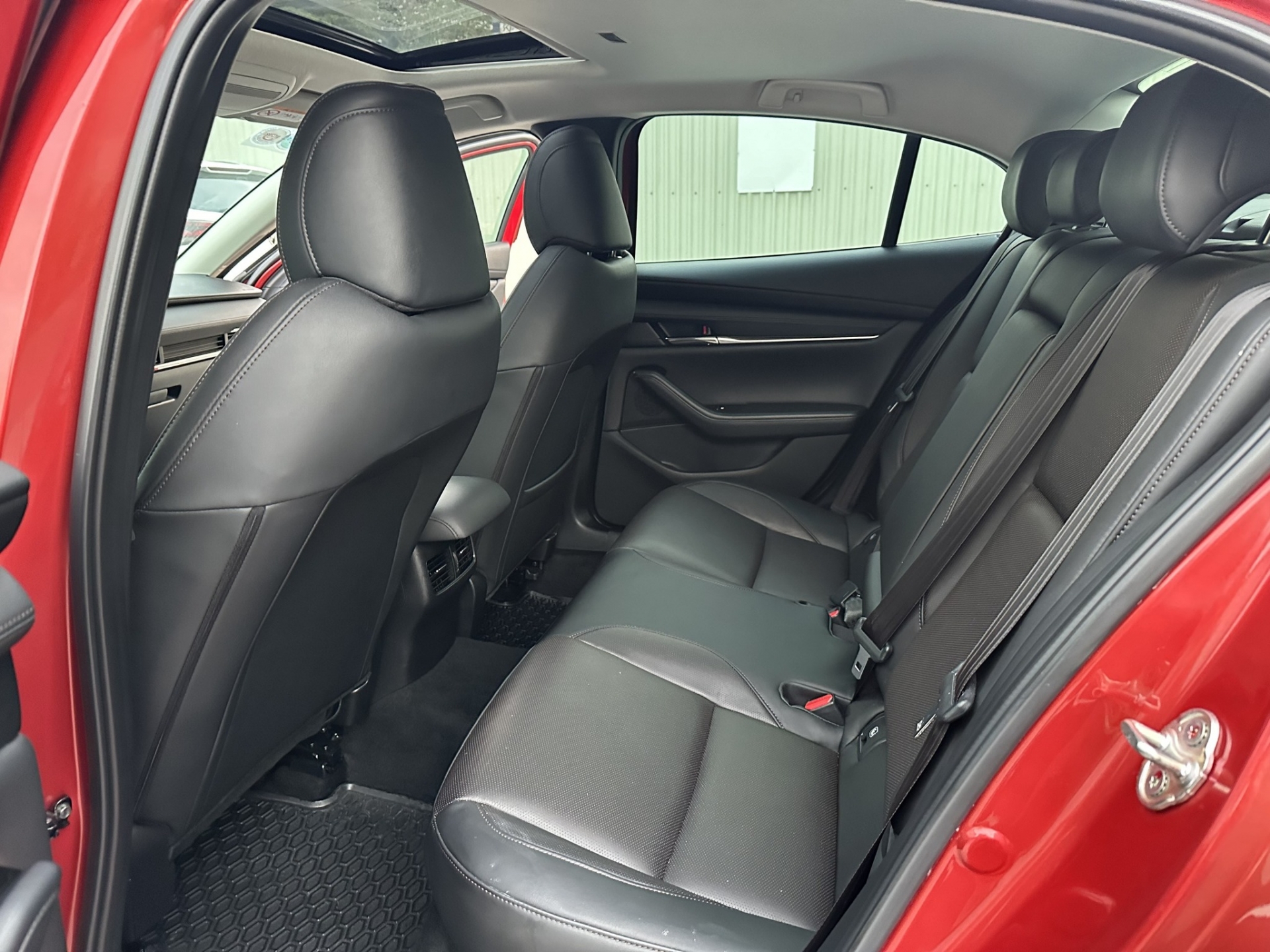 Ngỡ ngàng giá chào bán của Mazda3 ‘siêu lướt’ mới lăn bánh 6.000 km 343526