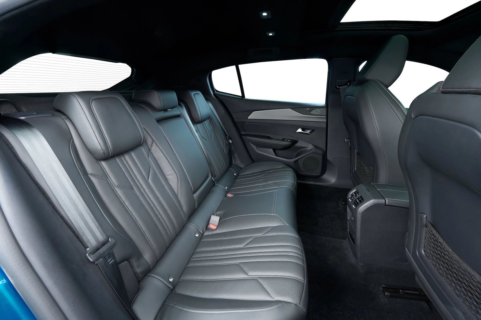 Điểm qua sự khác biệt giữa 3 phiên bản của SUV Coupe Peugeot 408 vừa ra mắt Việt Nam 345055