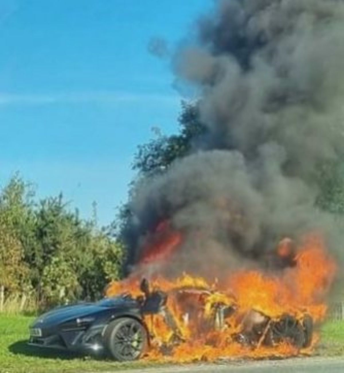 Đã từng ‘lĩnh án’ triệu hồi, siêu xe McLaren vẫn được đem bán và cái kết bốc cháy khi chạy thử 345704