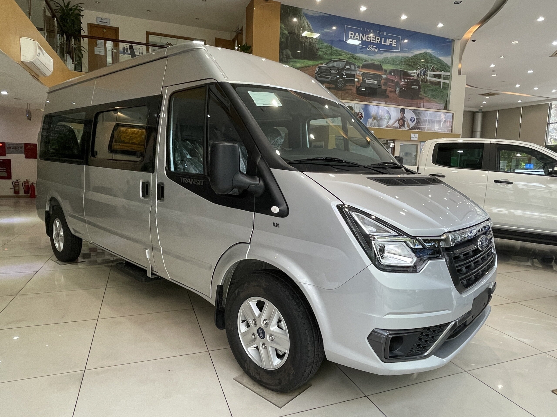 can-canh-ford-transit-moi-co-mat-tai-dai-ly-thanh-xuan-ford (10) (1)