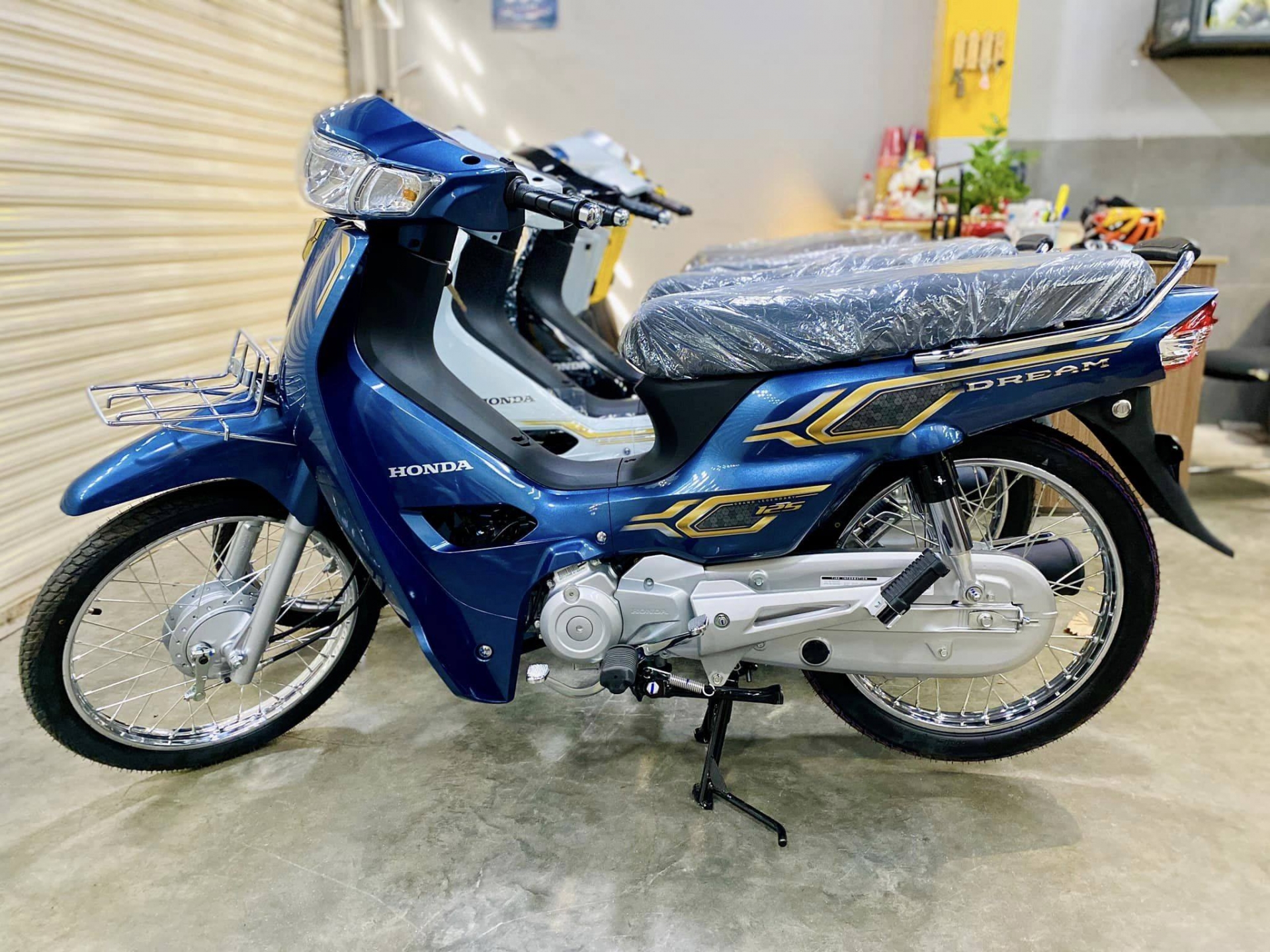 Honda Dream thế hệ mới bị bán chênh hàng chục triệu đồng tại Việt Nam, giá cao gần gấp đôi SH125i 363594