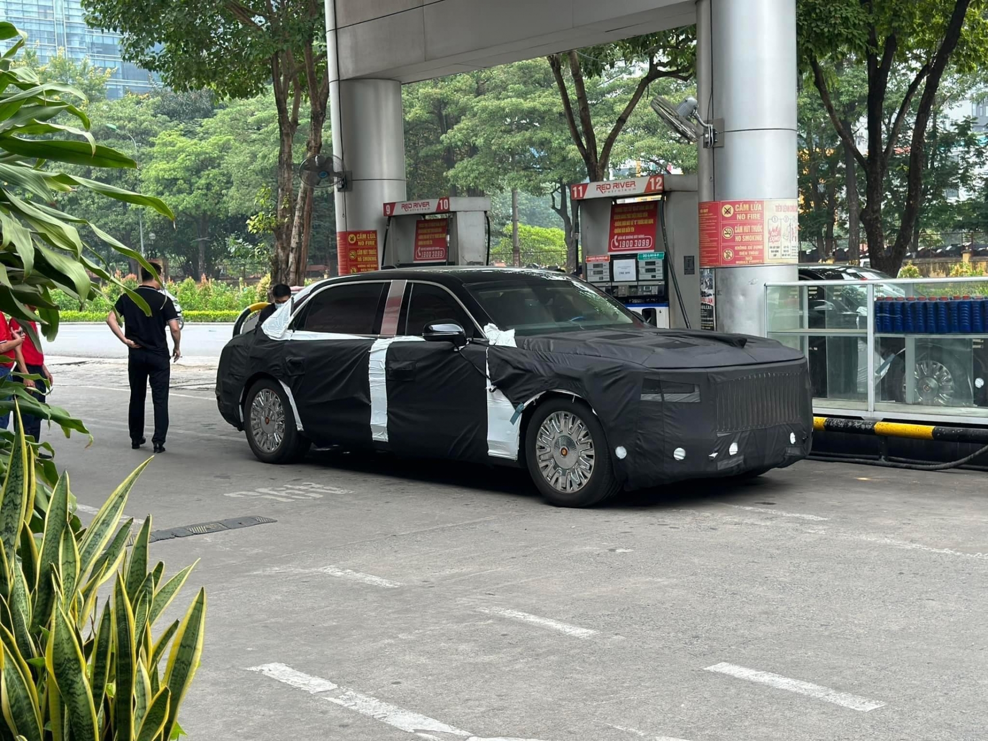 Sản xuất cực giới hạn, siêu limousine Hồng Kỳ phục vụ chủ tịch Trung Quốc Tập Cận Bình có gì đặc biệt? 371692