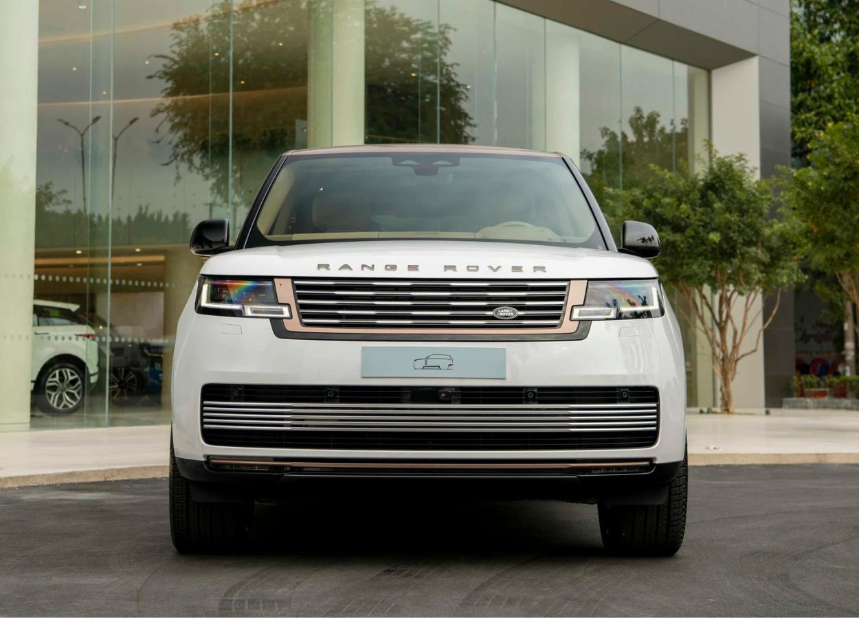 SUV hạng sang Range Rover SV mới chốt giá từ 16,87 tỷ đồng tại Việt Nam