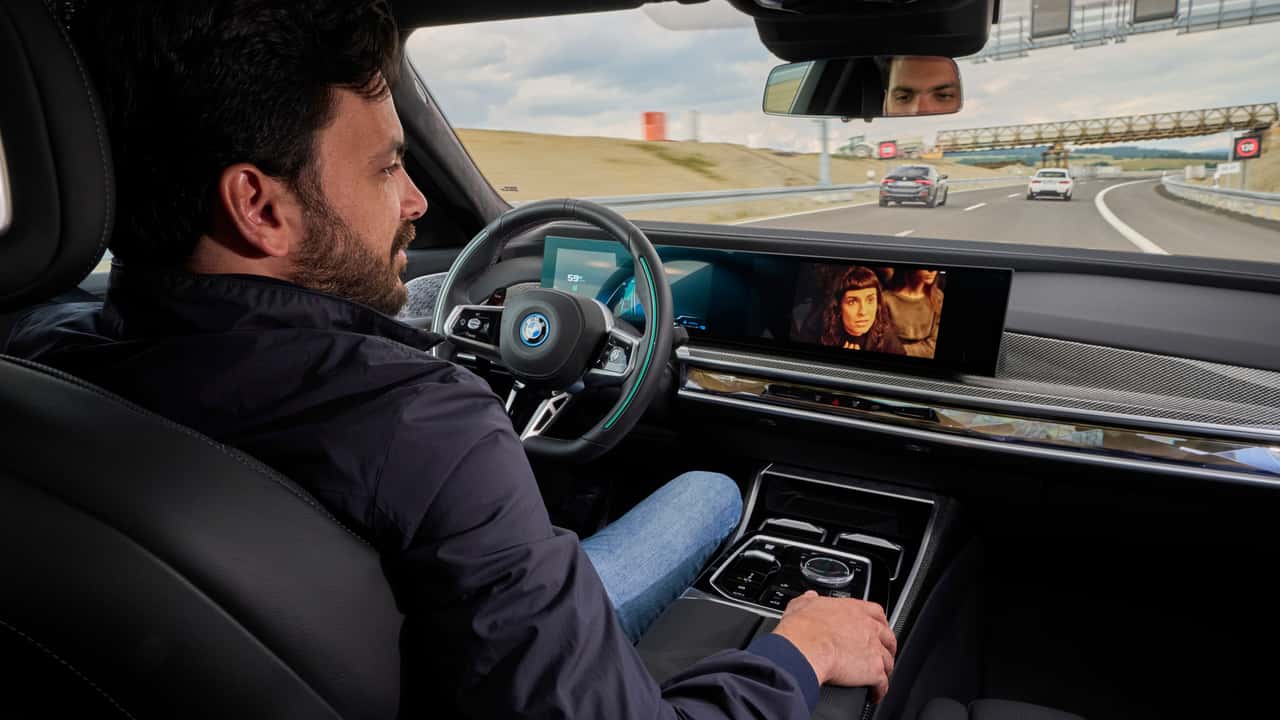 bmw-i7-with-personal-pilot-l3