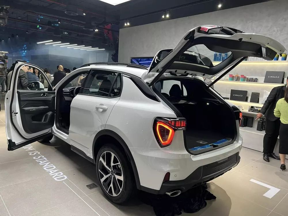 Hai mẫu SUV Lynk & Co hé lộ giá bán dự kiến trước thềm ra mắt 386394