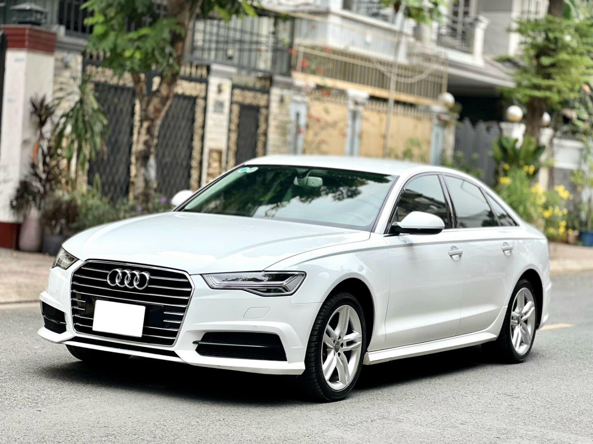 Xe sang Audi A6 lăn bánh 60.000 km chào bán rẻ hơn gần 2 tỷ đồng so với mua mới 387768