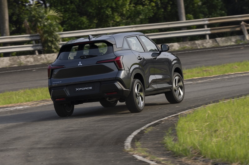 harga-mitsubishi-xforce-2023-tampak-belakang