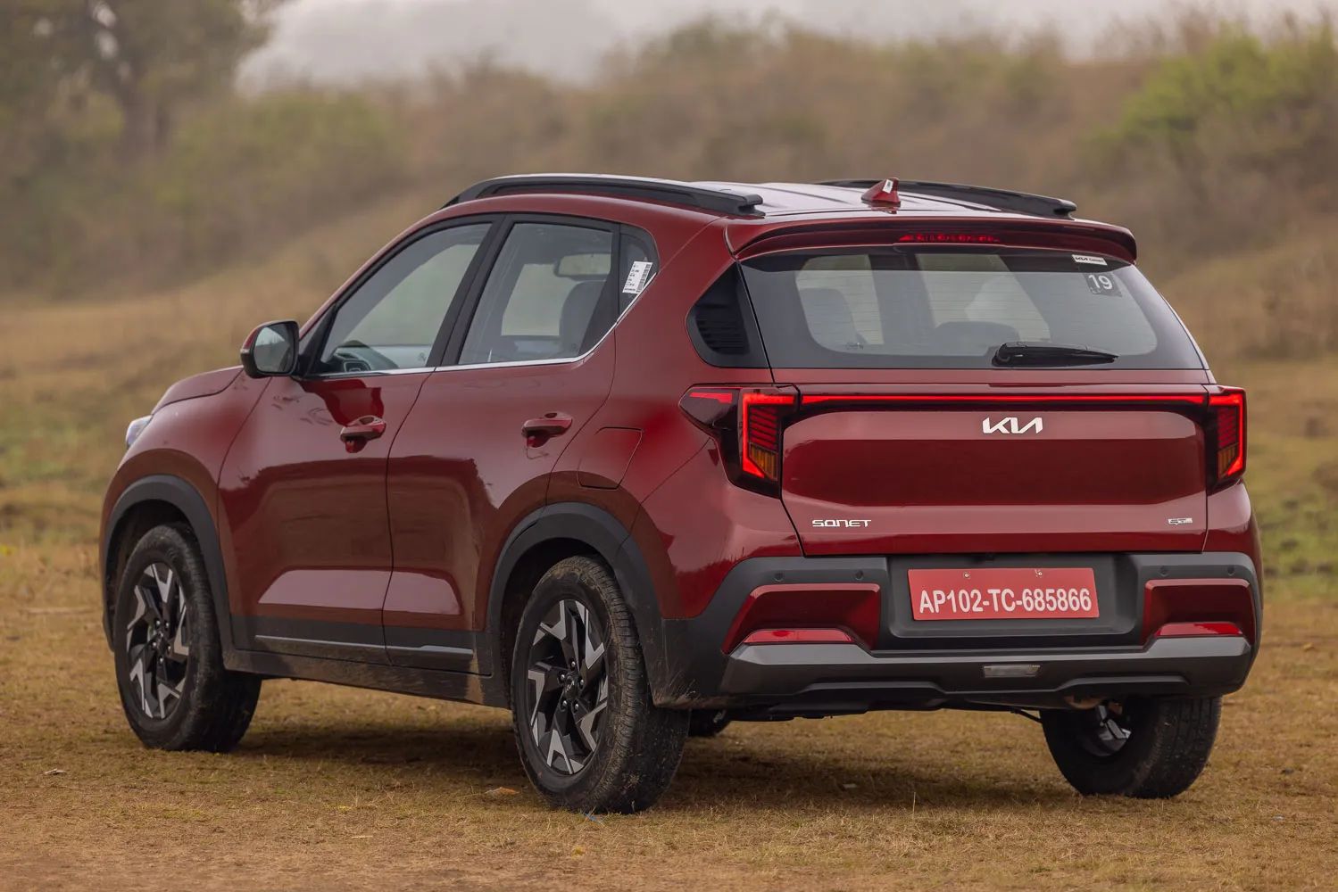 Kia Sonet 2024 công bố giá quy đổi từ 235 triệu đồng, thêm nhiều trang bị đáng ‘đồng tiền bát gạo’ 389488