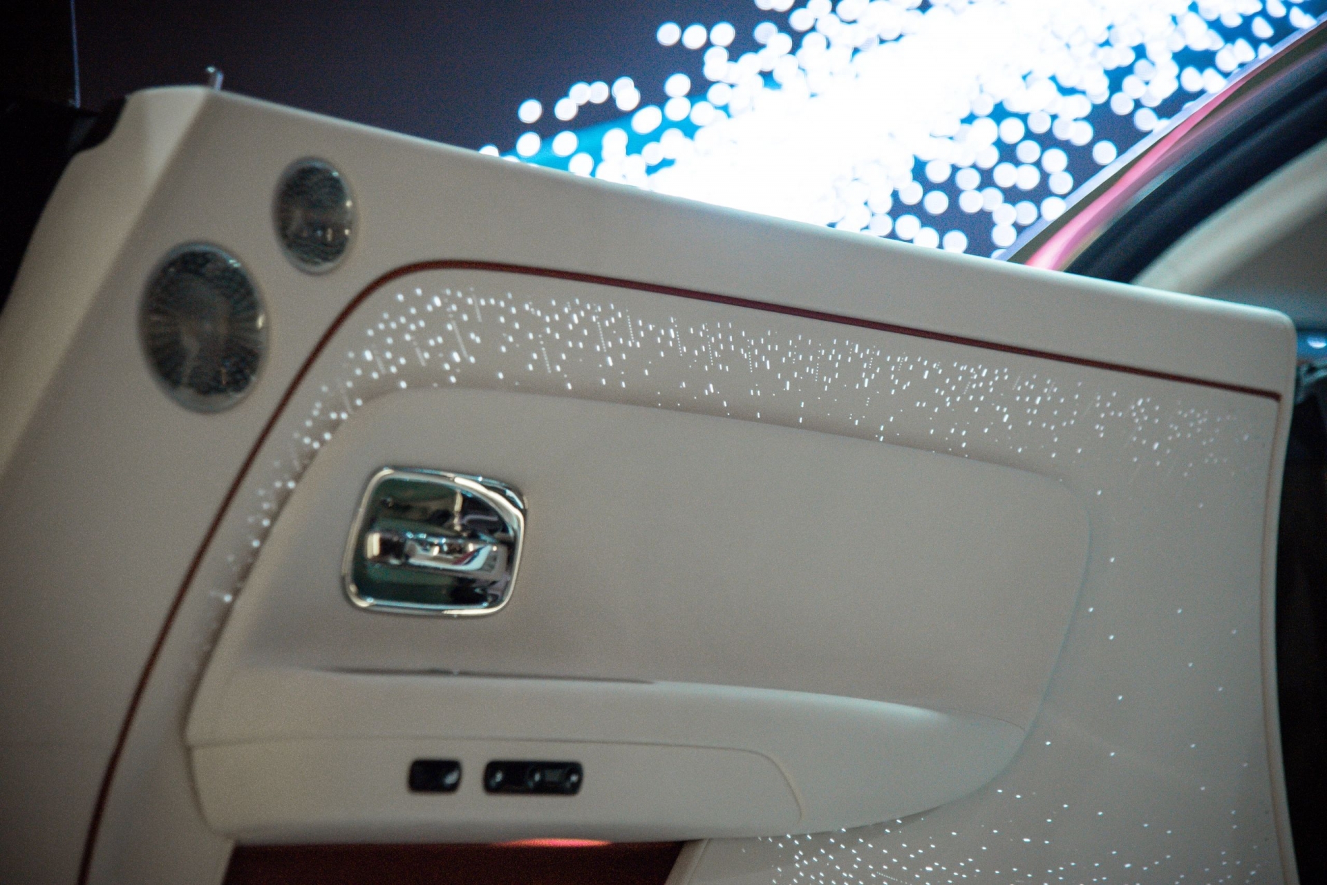 Rolls-Royce Spectre - xe siêu sang thuần điện ra mắt Việt Nam, chốt giá từ 17,99 tỷ đồng 389450