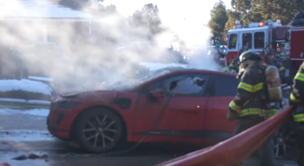 Ô tô điện Jaguar phát hỏa khi đang sạc pin trong gara, gây cháy nhà 391068