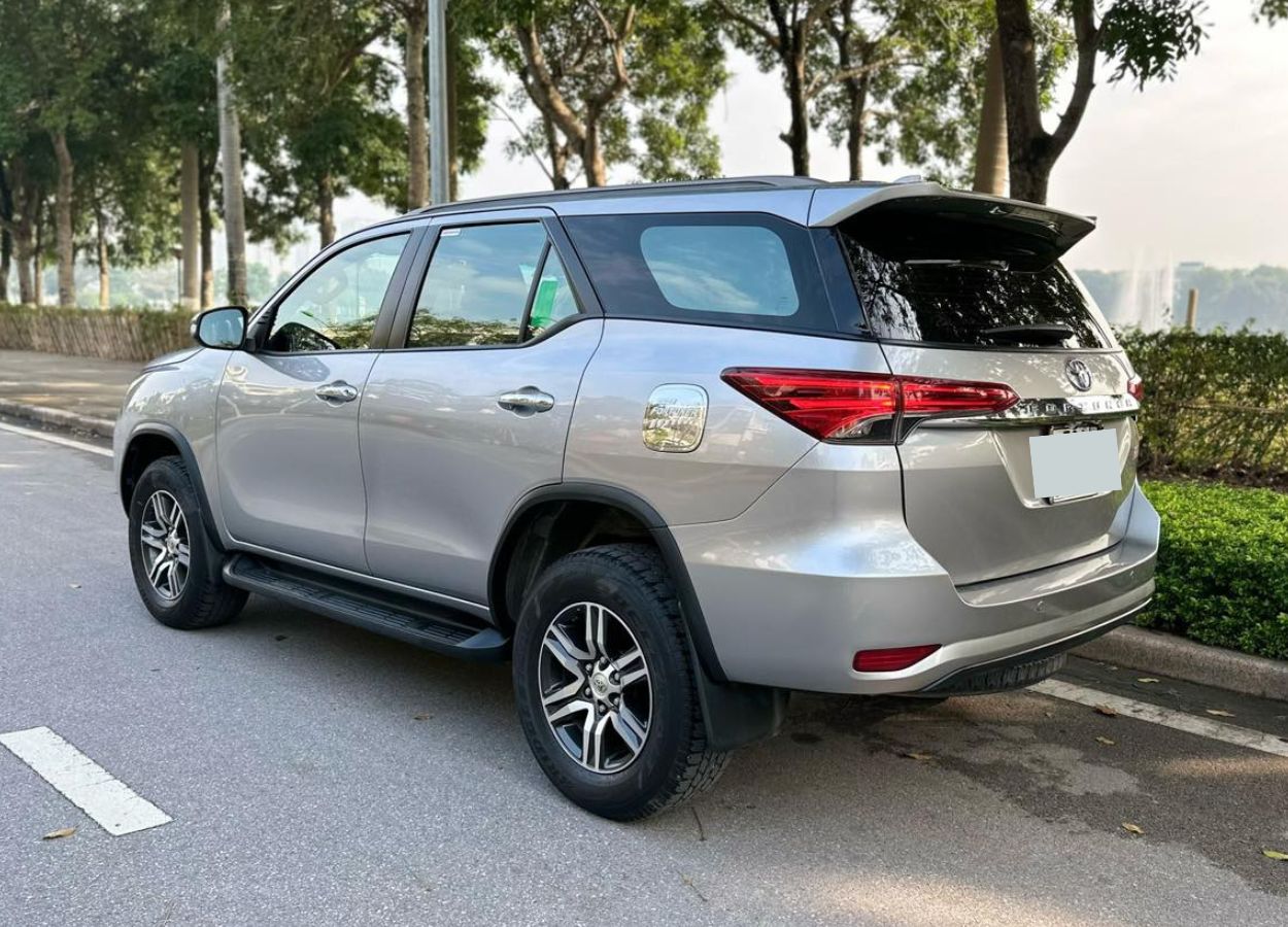 Lăn bánh 5 vạn km, SUV 7 chỗ Toyota Fortuner lên sàn xe cũ với giá chỉ ngang Hyundai Creta 391473