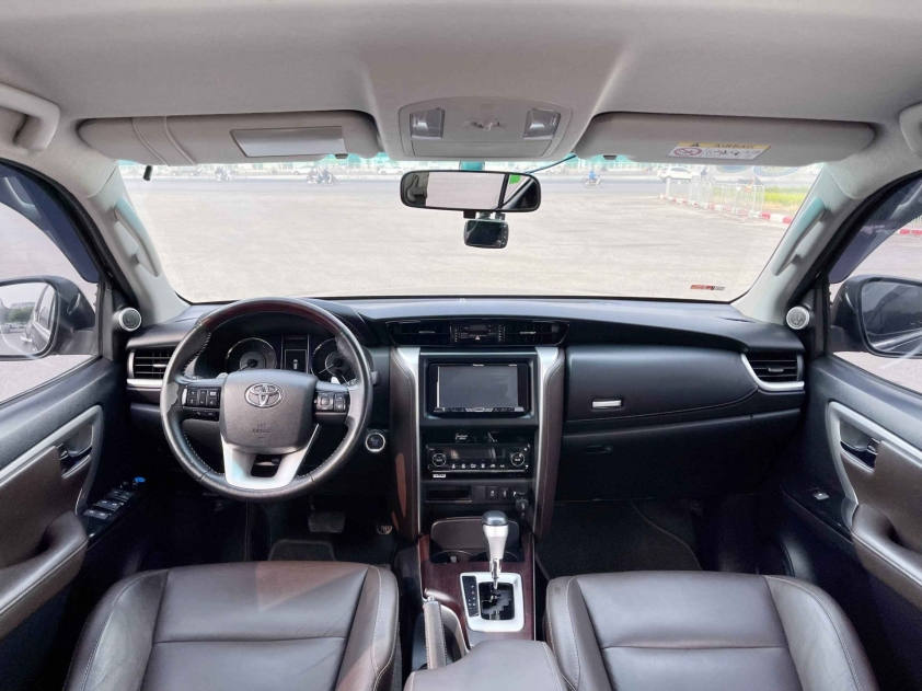 Lăn bánh 5 vạn km, SUV 7 chỗ Toyota Fortuner lên sàn xe cũ với giá chỉ ngang Hyundai Creta 391474