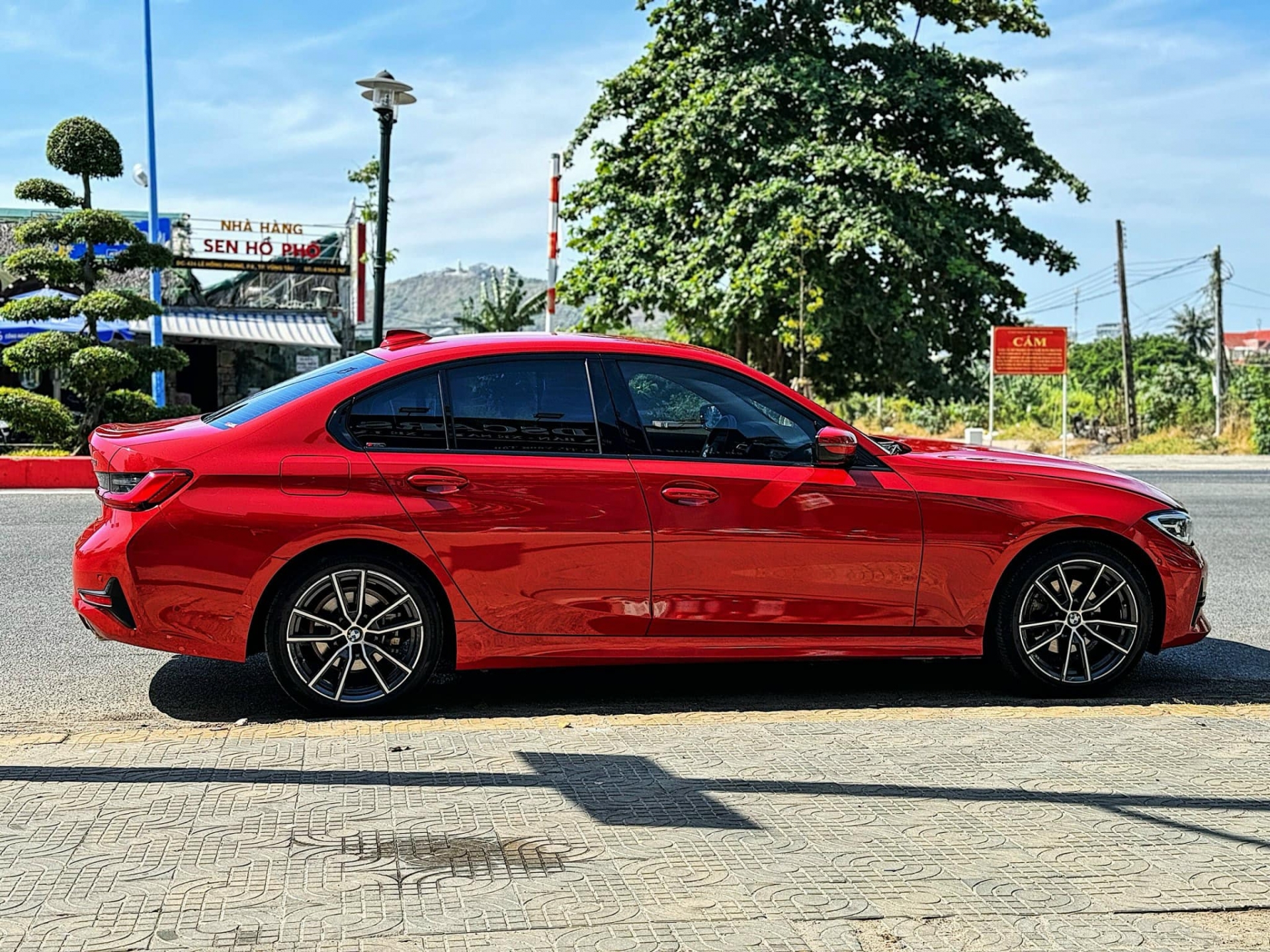 Xe sang BMW 320i Sportline Plus lăn bánh 62.000 km chào bán ‘lỗ’ hơn 1 tỷ đồng 397508