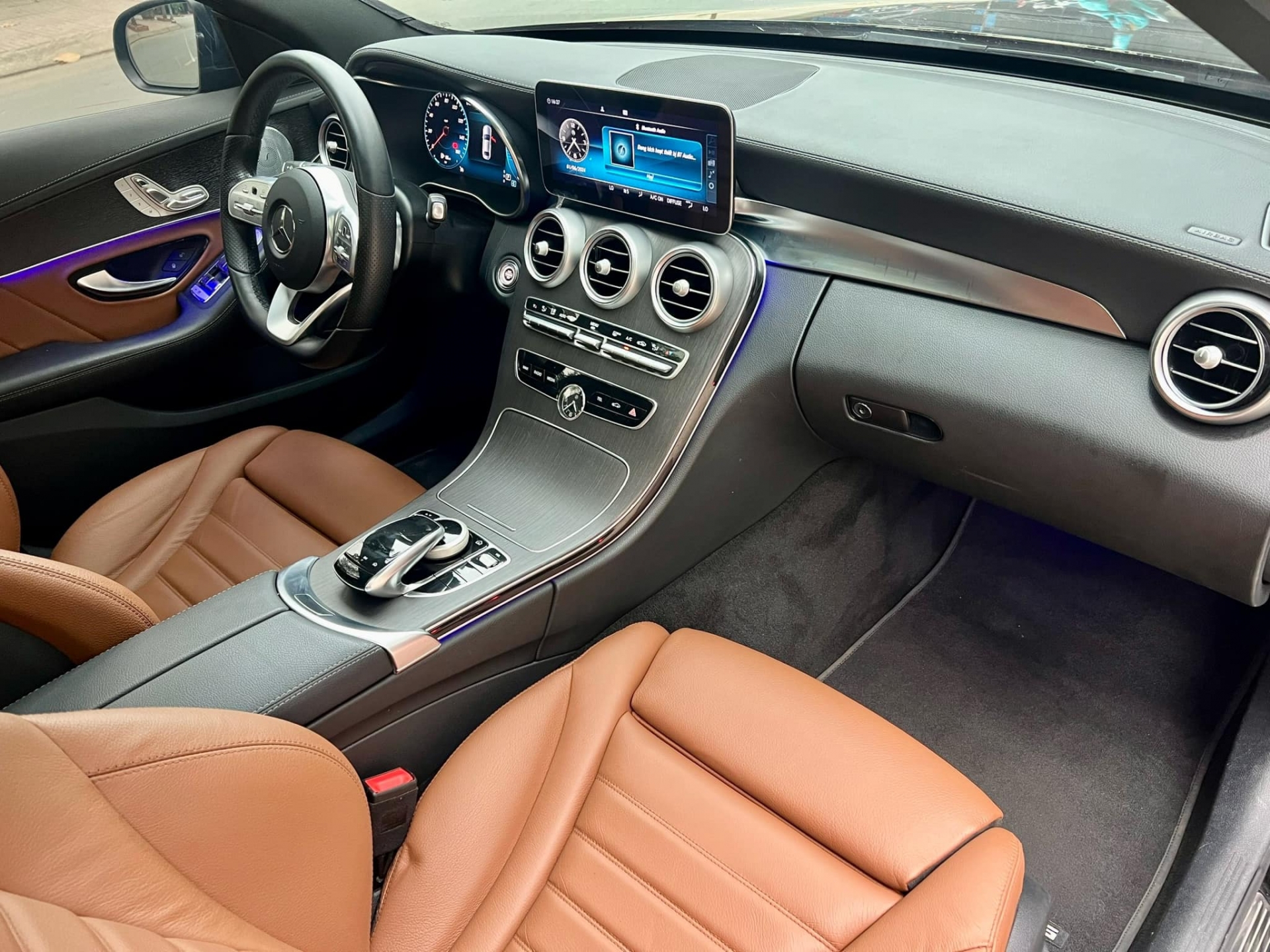 Ngỡ ngàng giá bán của Mercedes-Benz C300 AMG sau 2 năm lăn bánh 400101