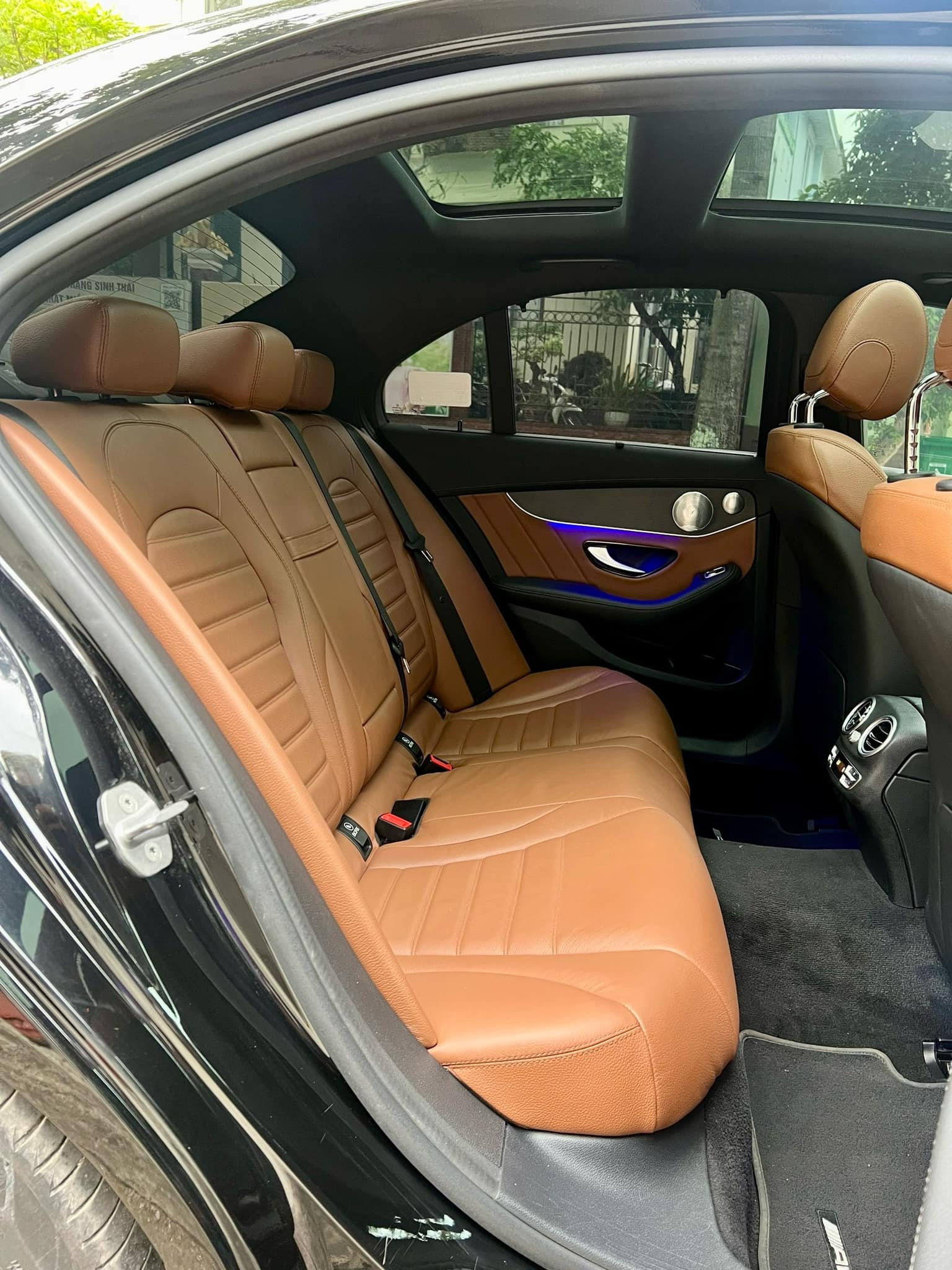 Ngỡ ngàng giá bán của Mercedes-Benz C300 AMG sau 2 năm lăn bánh 400103