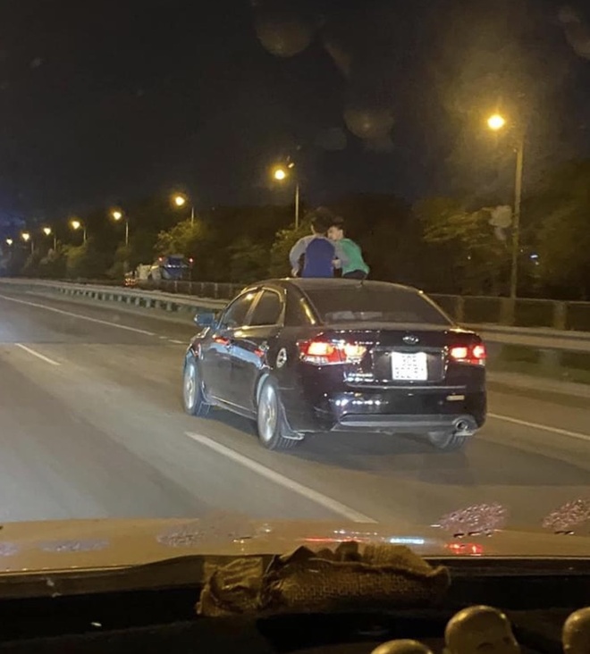 Đồng Nai: Lái xe để trẻ em chui qua cửa sổ trời ‘hóng gió’ dù tốc độ tối đa lên tới 120 km/h 403111