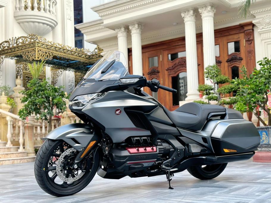 Đại gia Hoàng Kim Khánh chi hơn 1 tỷ đồng tậu siêu xe hai bánh Honda Gold Wing F6B 410169