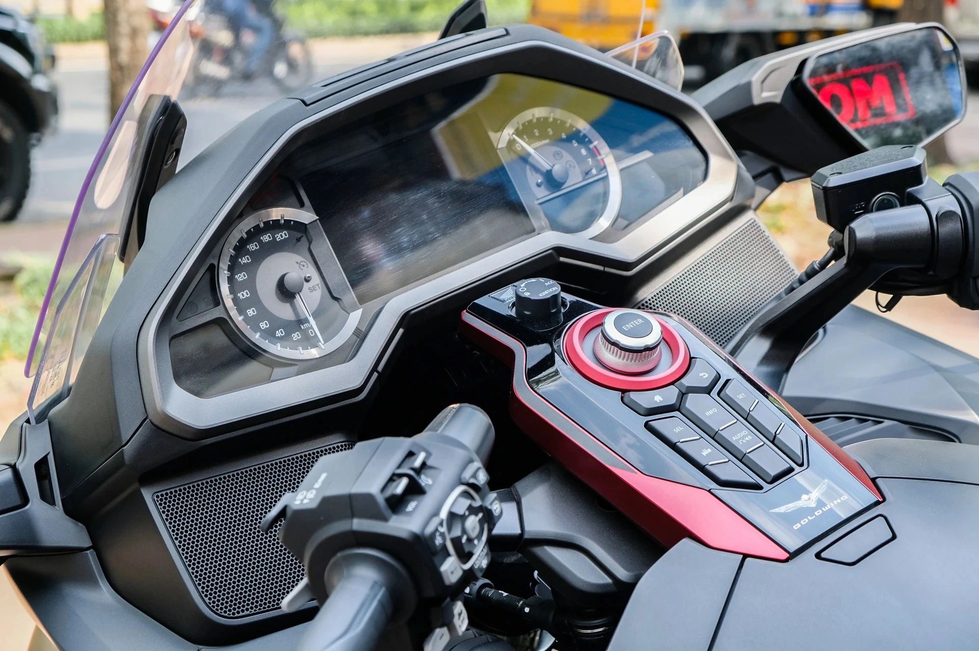 Đại gia Hoàng Kim Khánh chi hơn 1 tỷ đồng tậu siêu xe hai bánh Honda Gold Wing F6B 410170