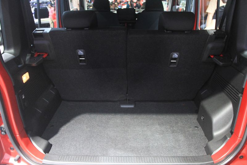 Điều gì sẽ giúp ‘bé hạt tiêu’ Suzuki Jimny trở thành mẫu xe của mọi nhà? 410354