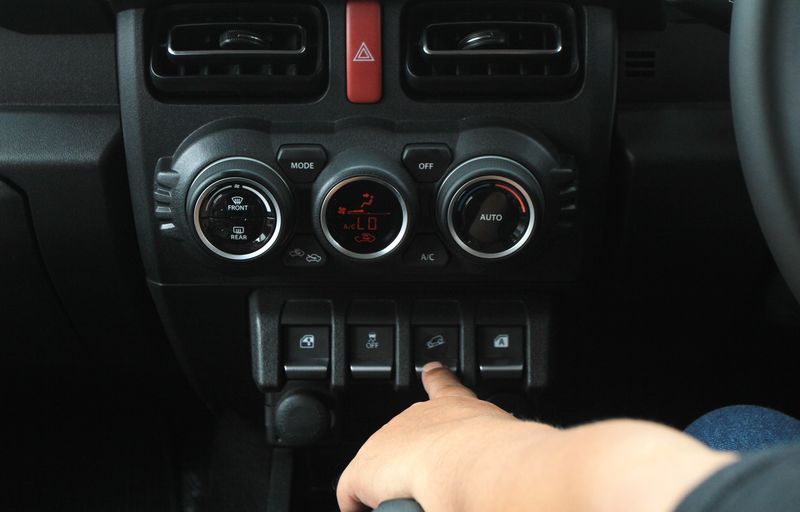 Điều gì sẽ giúp ‘bé hạt tiêu’ Suzuki Jimny trở thành mẫu xe của mọi nhà? 410360