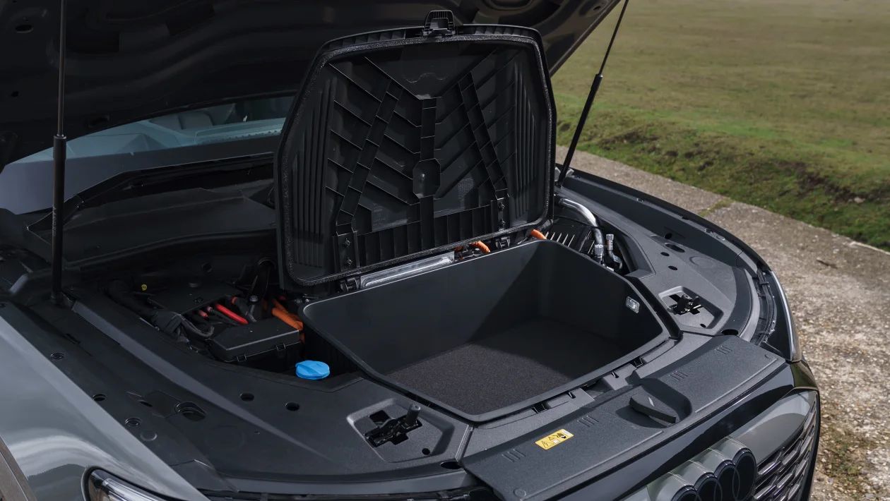 SUV điện Audi Q8 e-tron sẽ về Việt Nam giữa năm nay, cạnh tranh Mercedes EQE? 410212