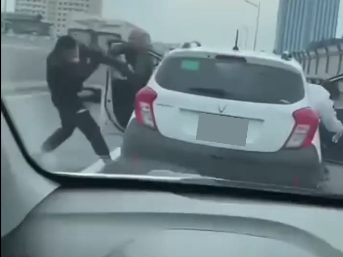 Hà Nội: Hai thanh niên lái xe máy lên đường cấm, ngang nhiên tạt đầu ô tô, hành hung tài xế 411878