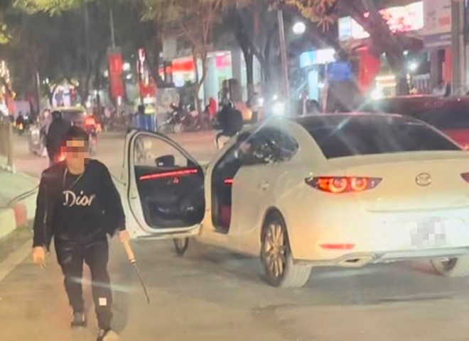 tai-xe-o-to-mazda-ho-bao-cam-dao-chem-rach-lop-xe-buyt-se-bi-xu-ly-nhu-the-nao-407324