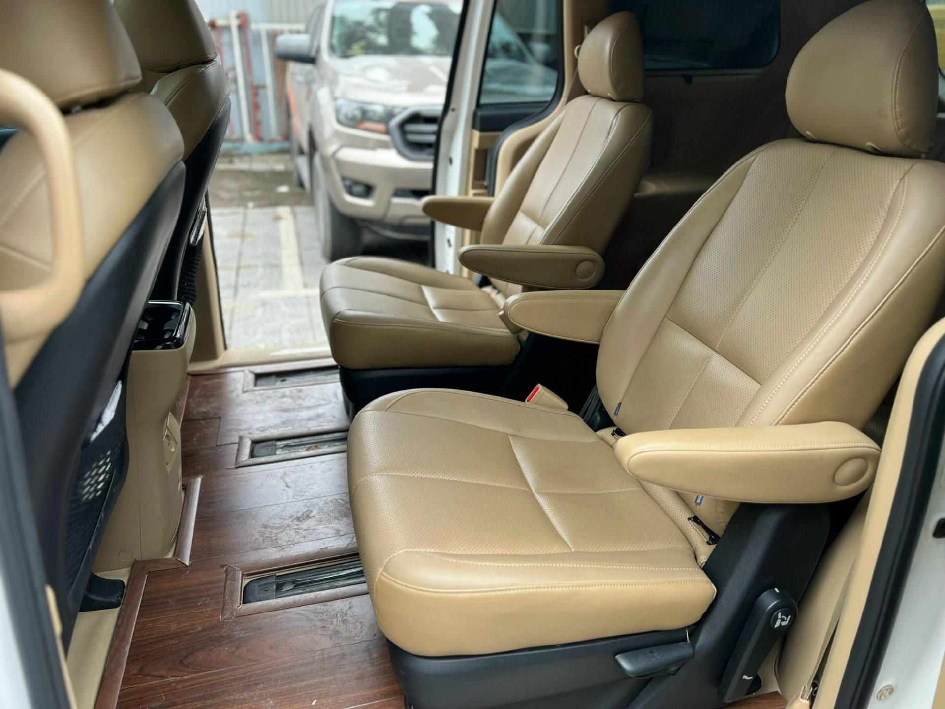 Kia Sedona bản full lăn bánh 8 vạn km bán ‘lỗ’ ngang một chiếc Ford Territory  413782