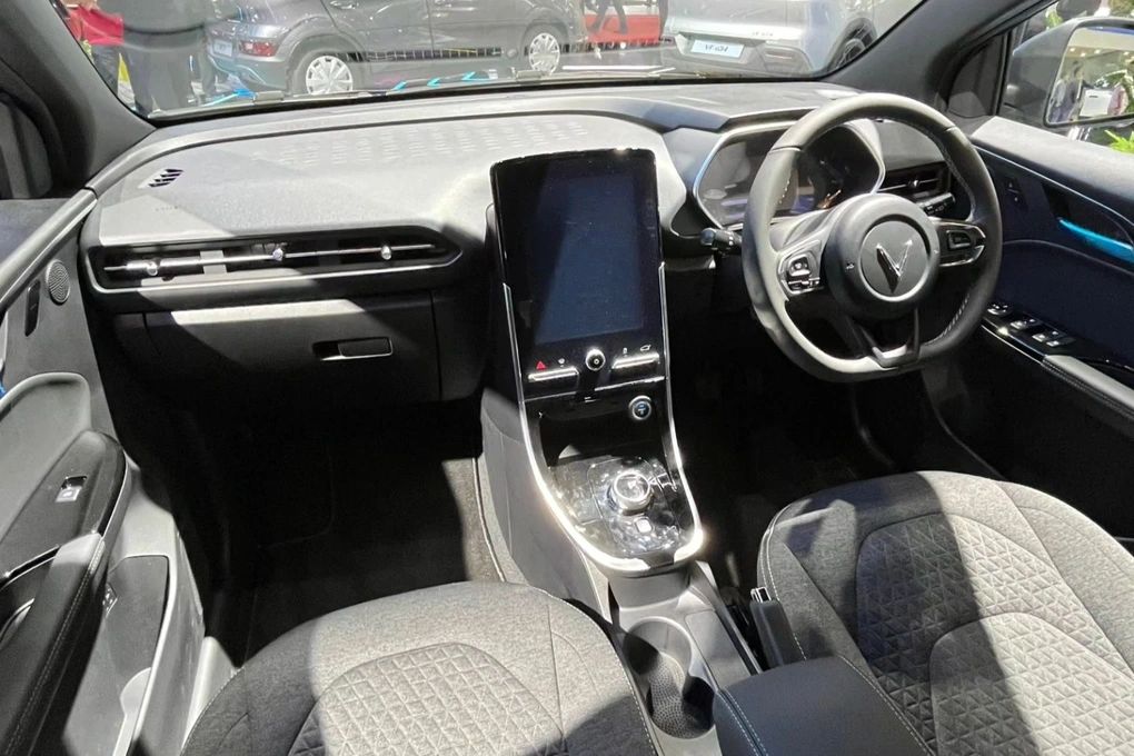 So sánh VinFast VF e34 tại Indonesia và Việt Nam: Lược bớt trang bị, giảm mạnh giá bán 415687