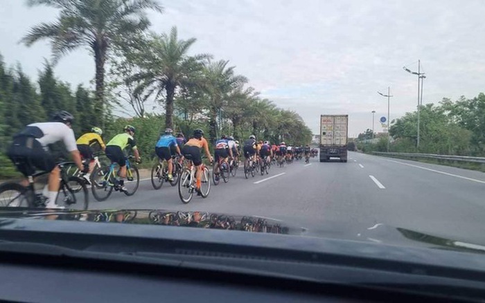 Tranh cãi với hành vi liều lĩnh đi xe đạp trên đường cao tốc 415801