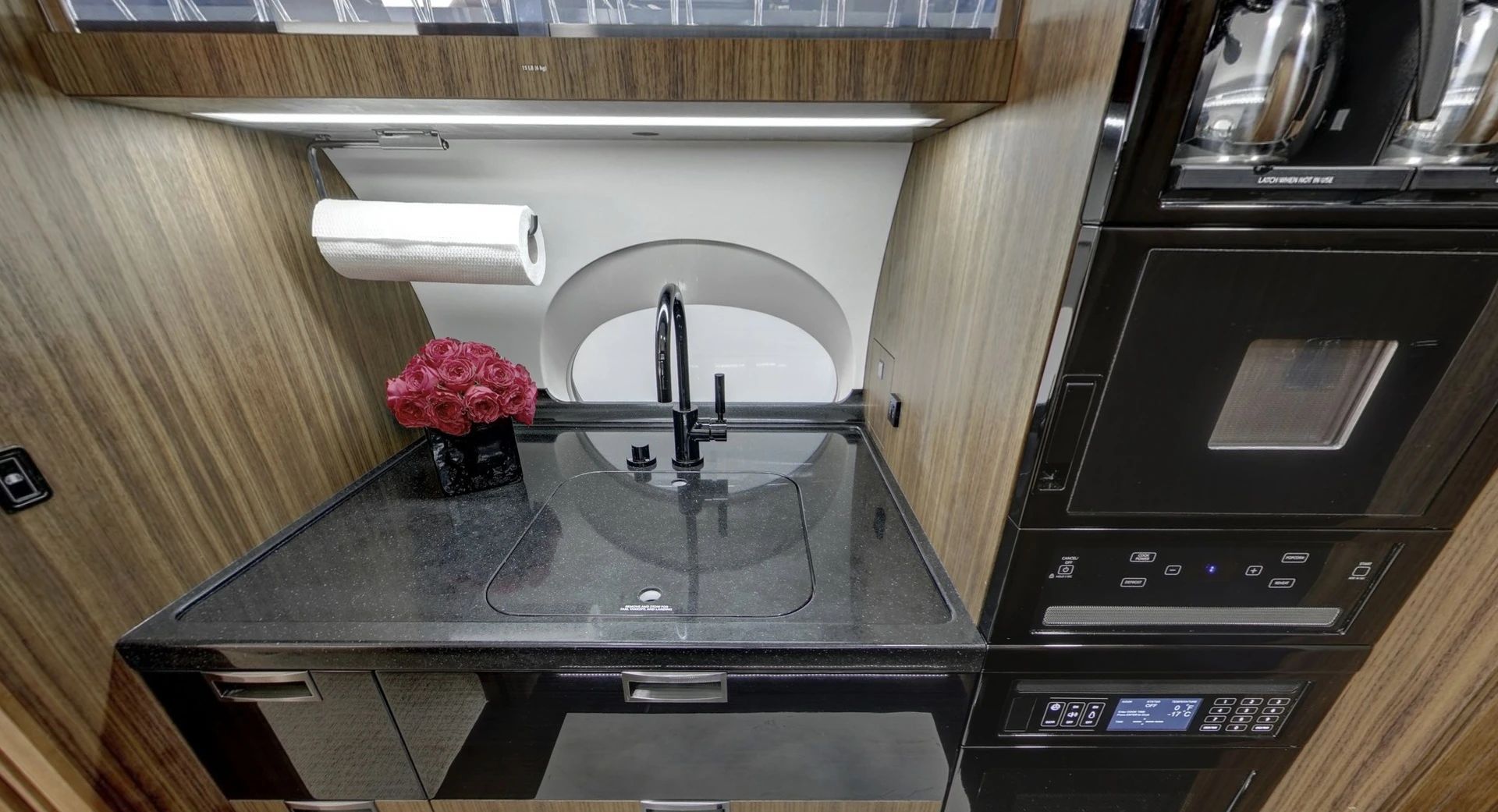 Chiếc máy bay riêng đưa tỷ phú Bill Gates đến Việt Nam có gì đặc biệt? 416873