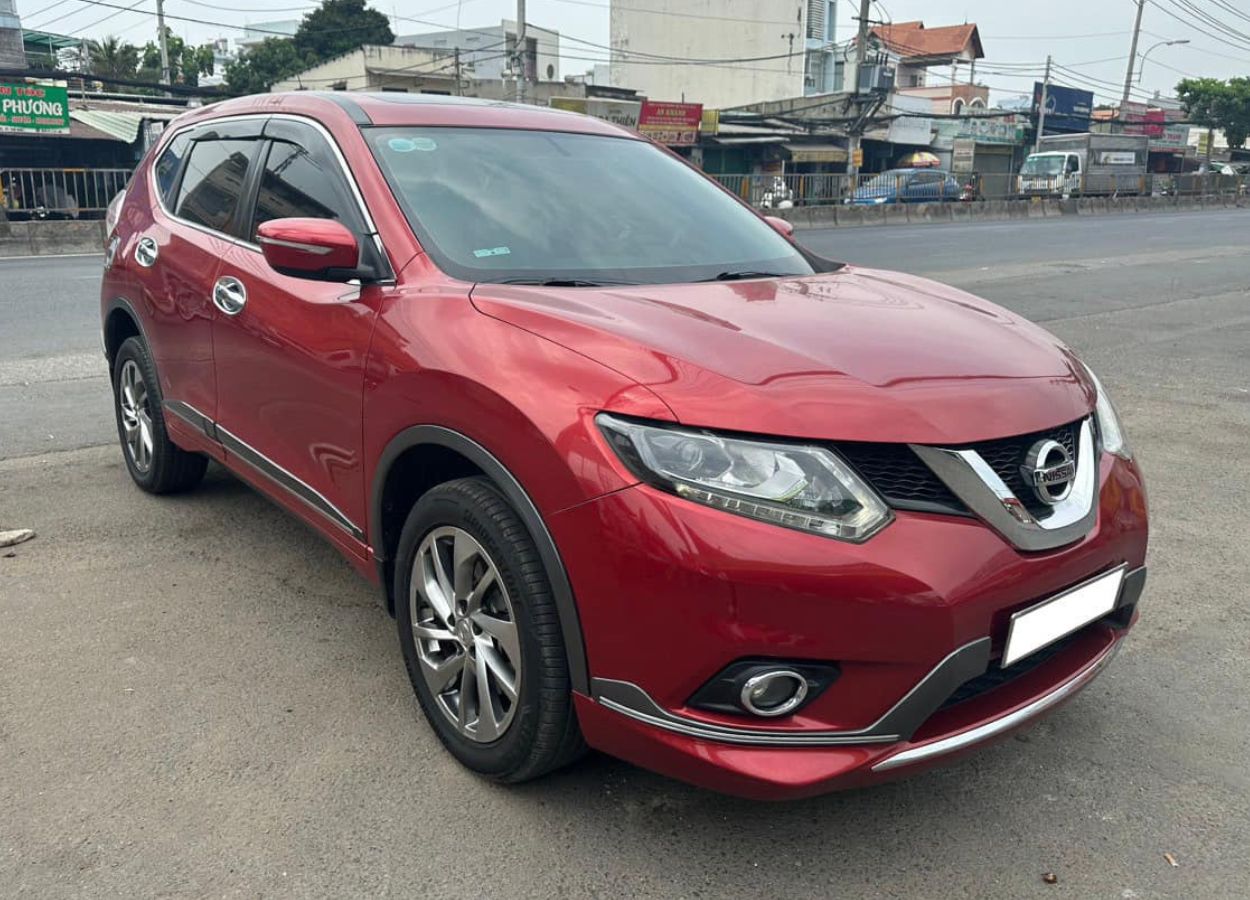 Xe 7 chỗ Nissan X-Trail lăn bánh 5 năm trượt giá ngang một chiếc Hyundai Creta 417183