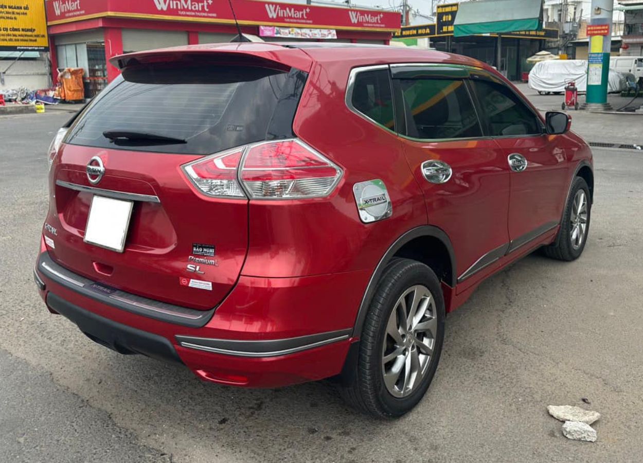 Xe 7 chỗ Nissan X-Trail lăn bánh 5 năm trượt giá ngang một chiếc Hyundai Creta 417184