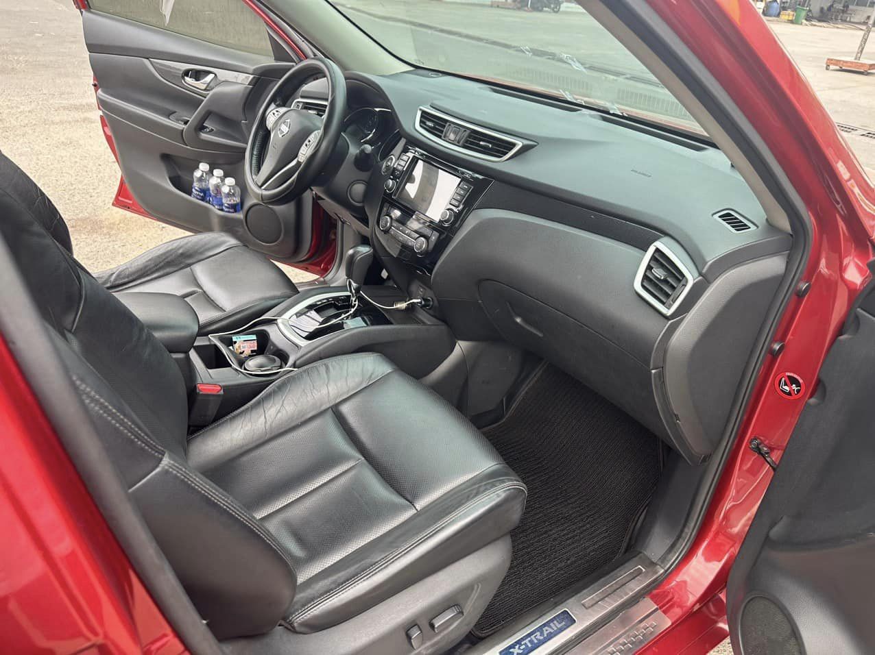 Xe 7 chỗ Nissan X-Trail lăn bánh 5 năm trượt giá ngang một chiếc Hyundai Creta 417185
