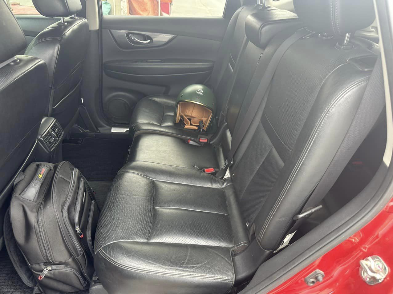 Xe 7 chỗ Nissan X-Trail lăn bánh 5 năm trượt giá ngang một chiếc Hyundai Creta 417186