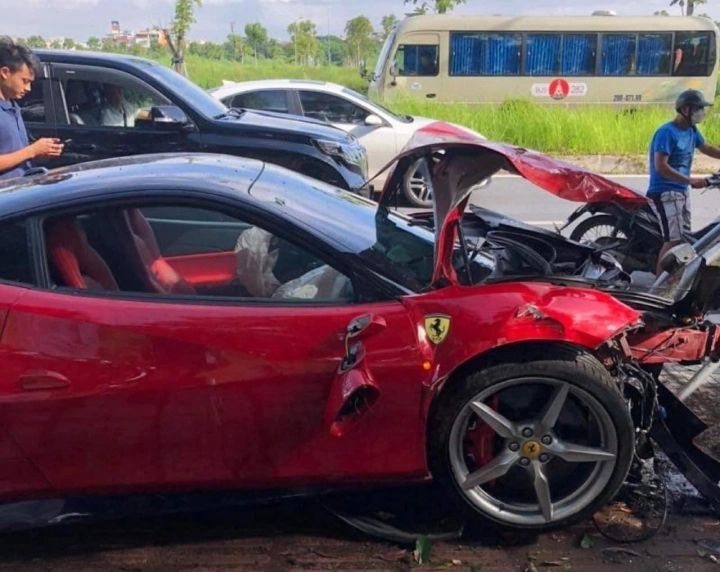 Siêu xe Ferrari Enzo trị giá hơn 4 triệu USD gặp ‘kiếp nạn’ bị nhân viên đại lý tông nát đầu 418591