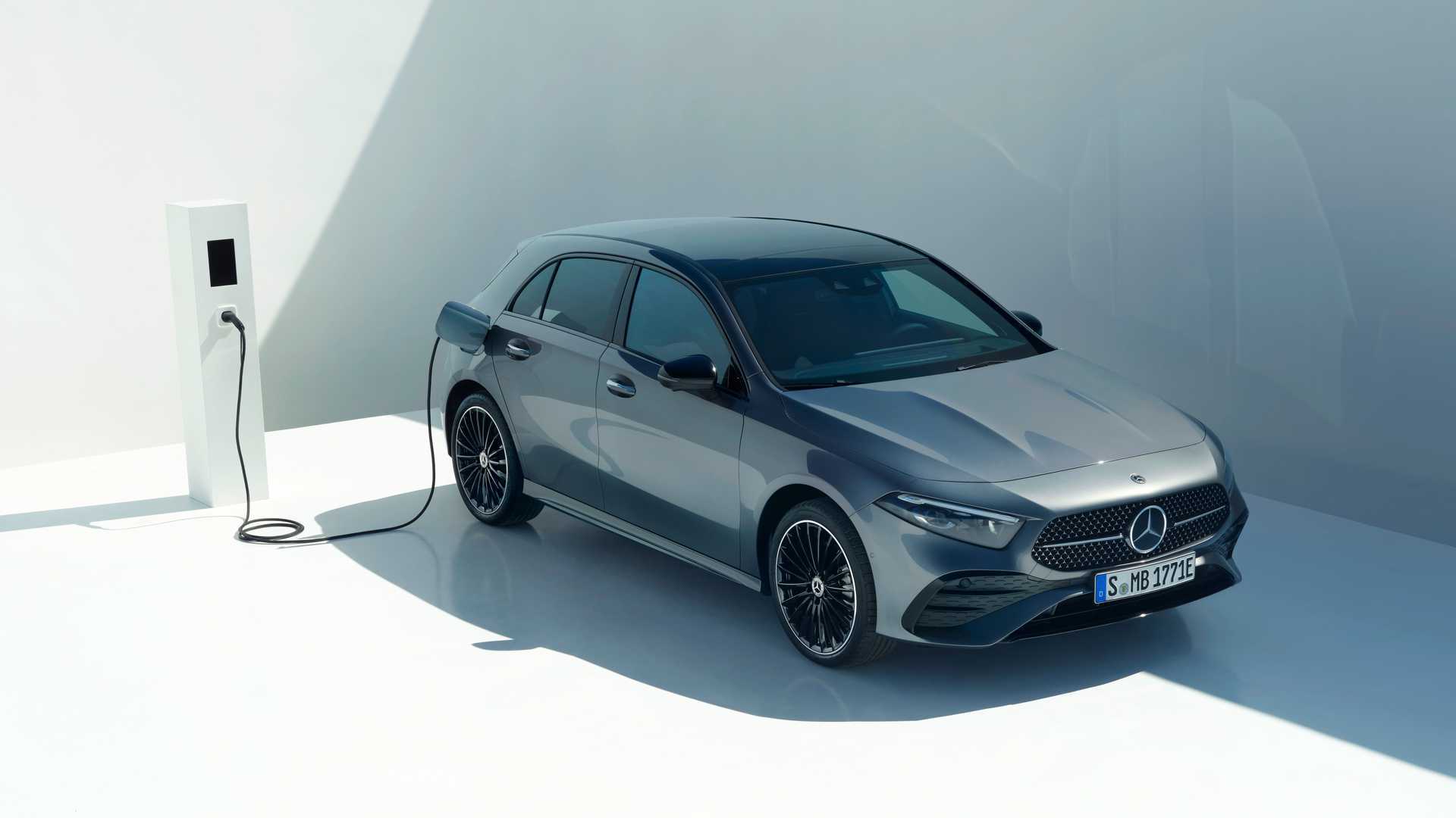 Ô tô điện đắt đỏ, Mercedes ‘tái sinh’ dòng xe xăng giá rẻ tưởng chừng sẽ bị khai tử 419976