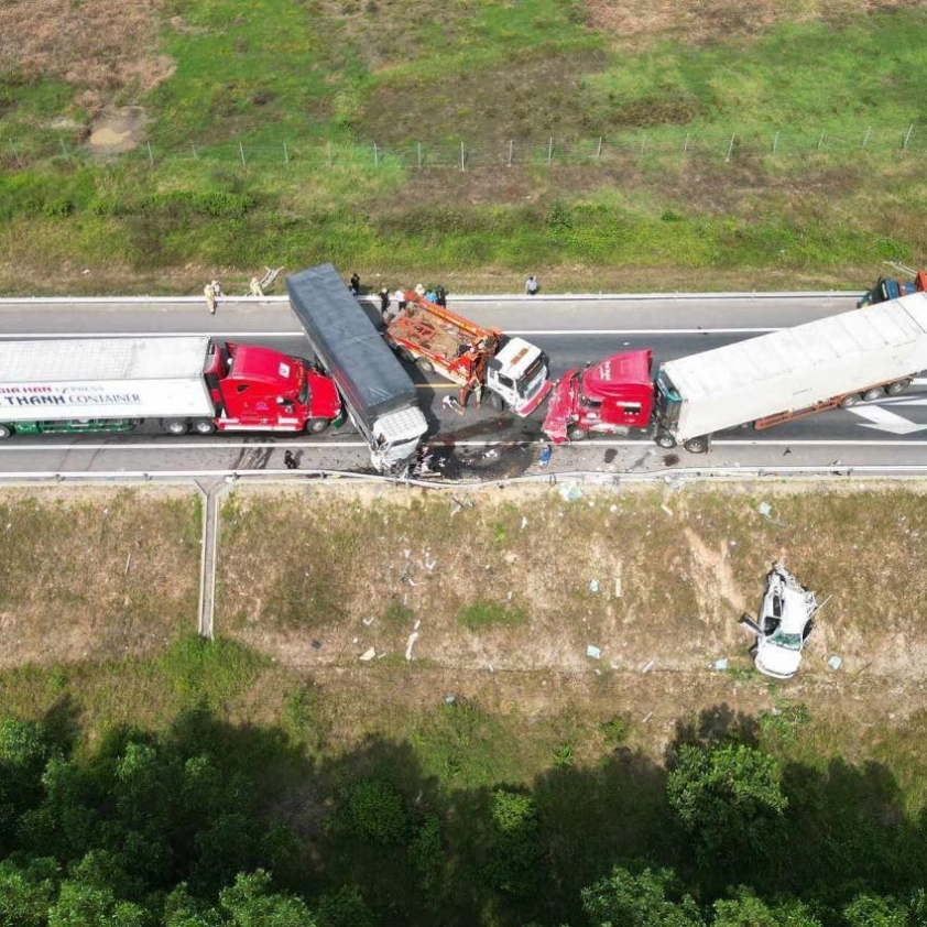 Tai nạn thảm khốc tiếp tục xảy ra trên cao tốc Cam Lộ - La Sơn, 2 người tử vong 419459