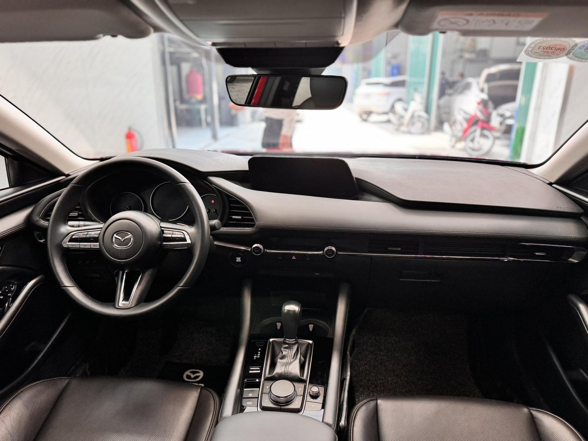 Lăn bánh ‘siêu lướt’ gần 9.000 km, Mazda3 rao bán với giá ngang Honda City 421378