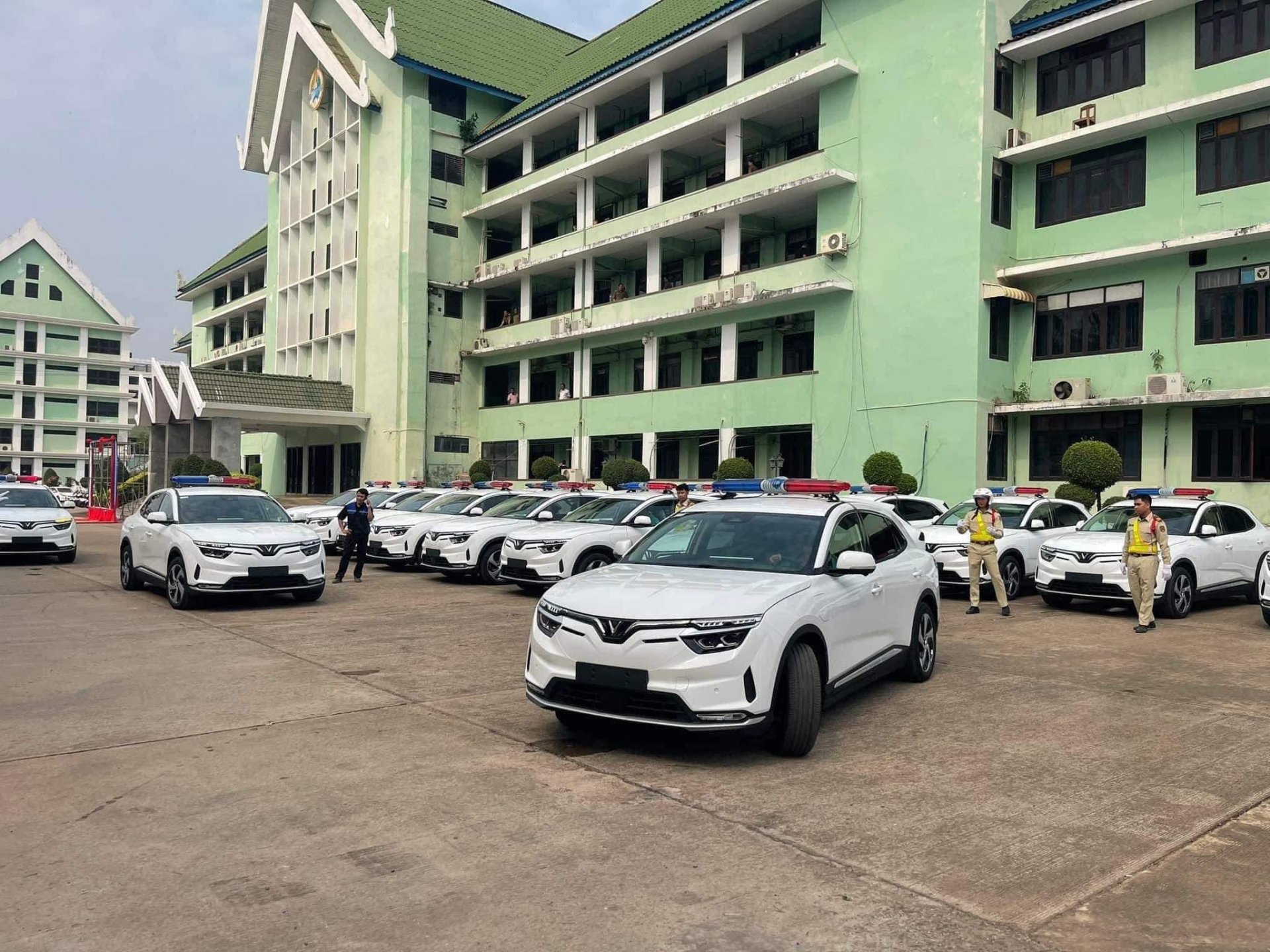 VinFast VF 8 phiên bản xe cảnh sát lộ diện tại Lào 424236