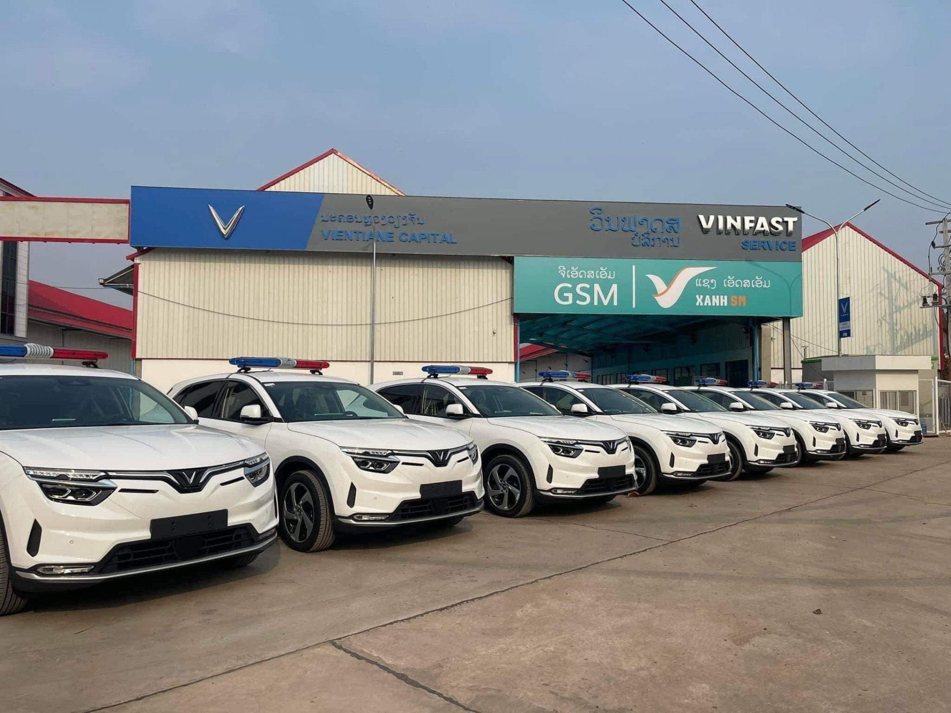 VinFast VF 8 phiên bản xe cảnh sát lộ diện tại Lào 424237