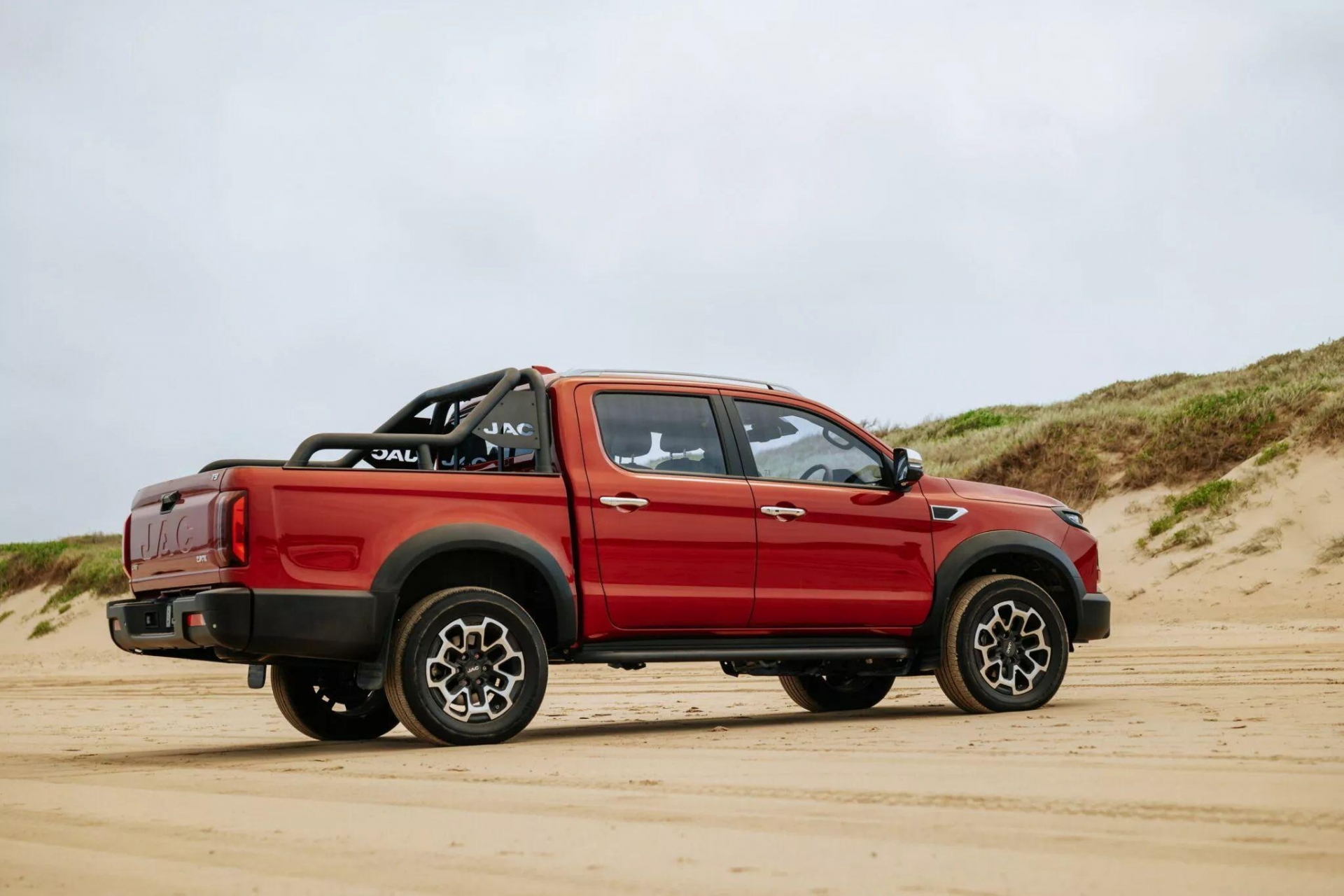 Bán tải giá rẻ JAC T9 ra mắt với vẻ ngoài cực hầm hố, thách thức Ranger, Hilux 426534